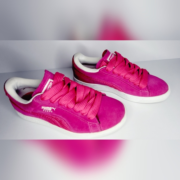Hot pink suede Puma sneakers. Size 6. - Picture 3 of 6